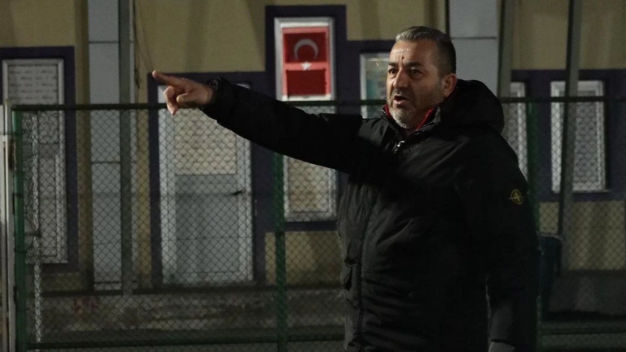 Türkiye'de bir ilk! Taraftar grubu tribünden sahaya indi - 3. Resim