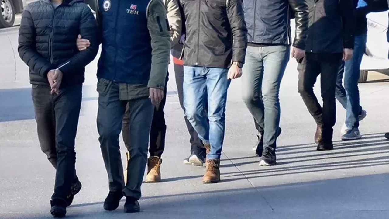 3 ilde FETÖ&#039;ye operasyon: Çok sayıda kişi gözaltında