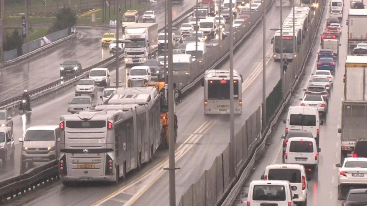 Avcılar’da iki metrobüs birbirine girdi: Yaralılar var... - 1. Resim