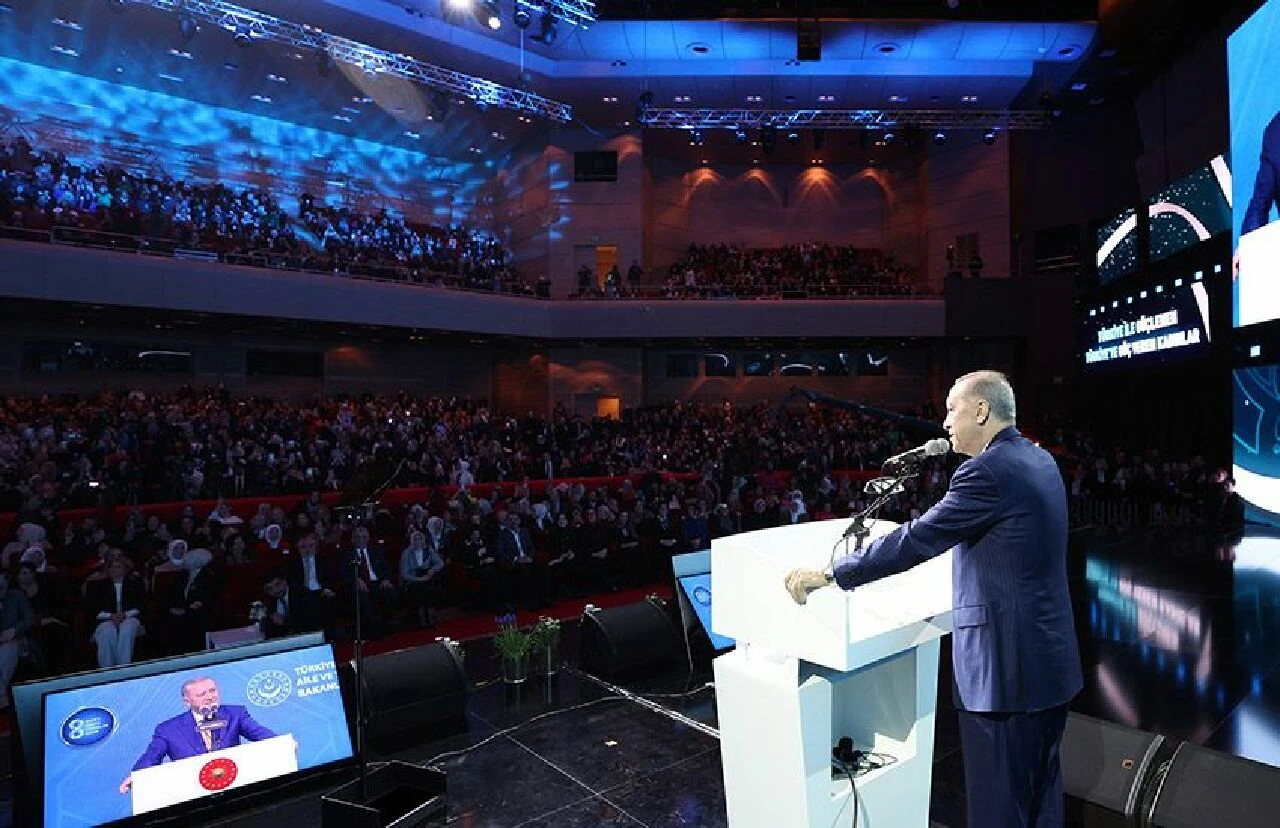 Cumhurbaşkanı Erdoğan'dan 8 Mart Kadınlar Günü'nde net mesaj: Önce kadını sonra aileyi ve ülkemizi güçlendireceğiz - 1. Resim