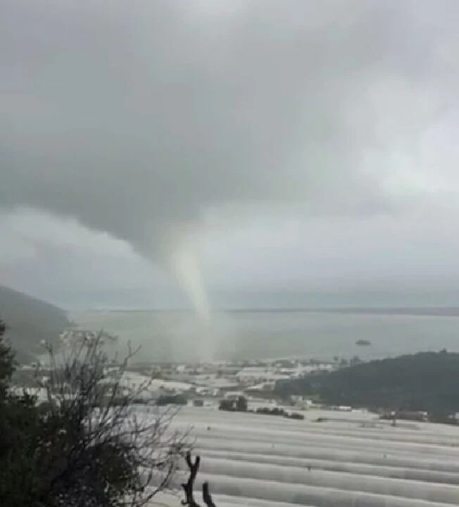 Denizden karaya geldi kimse engel olamadı, dua ederek beklediler