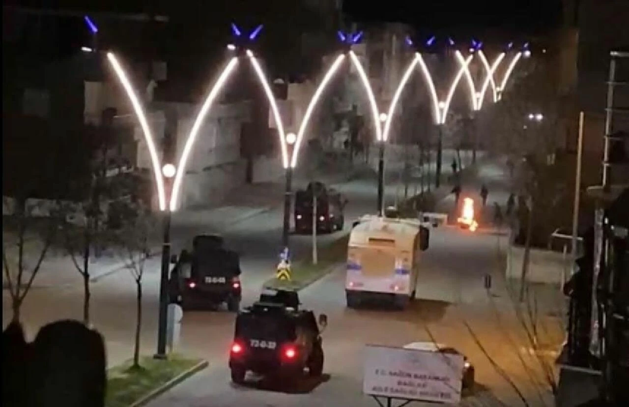 DEM Parti'nin seçim lokali açılışında olay! Yol kapatıp ateş yaktılar: Gözaltılar var!