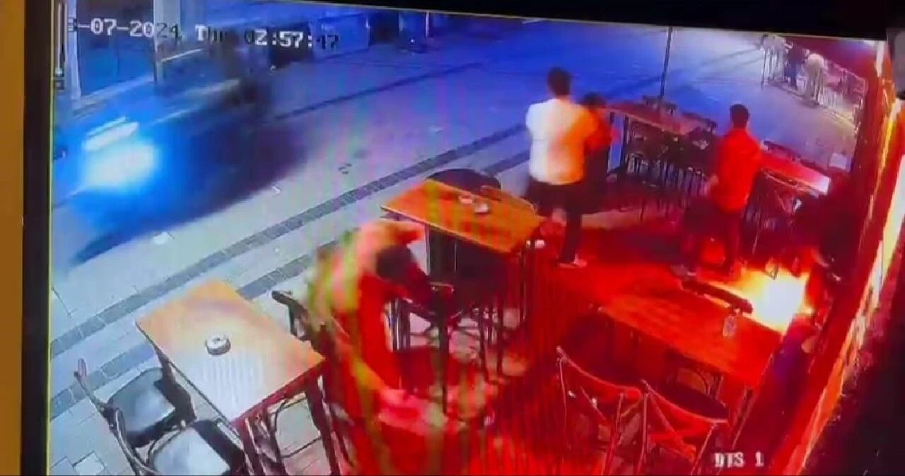 Eğlence mekanında dehşet! Canlarını zor kurtardılar - 2. Resim