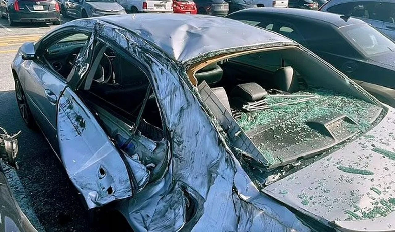 Havalanan uçağın tekerleği koptu! Araçlar kağıt gibi ezildi