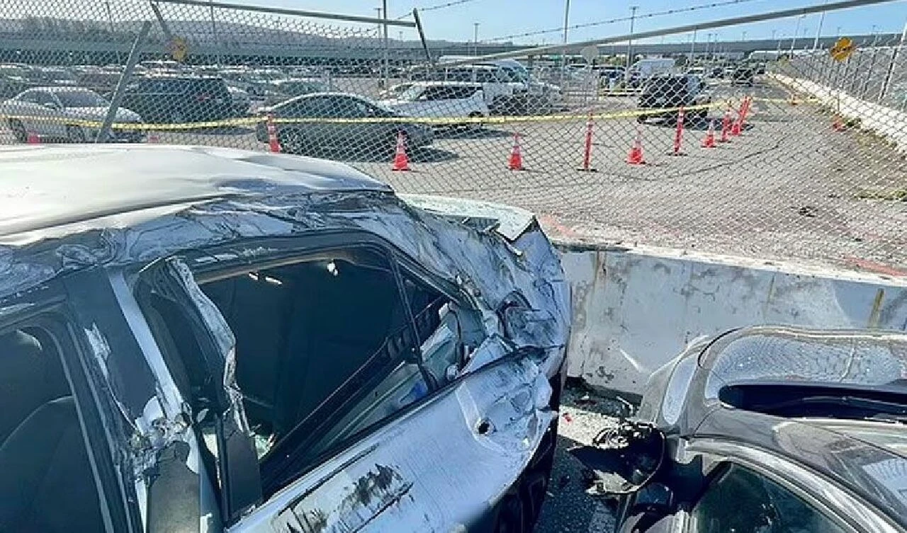 Havalanan uçağın tekerleği koptu! Araçlar kağıt gibi ezildi