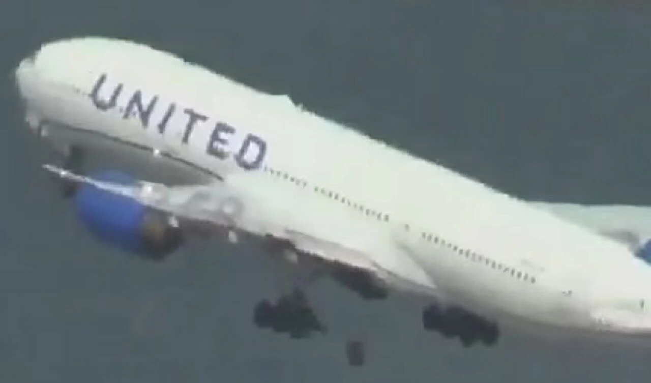 Havalanan uçağın tekerleği koptu! Araçlar kağıt gibi ezildi