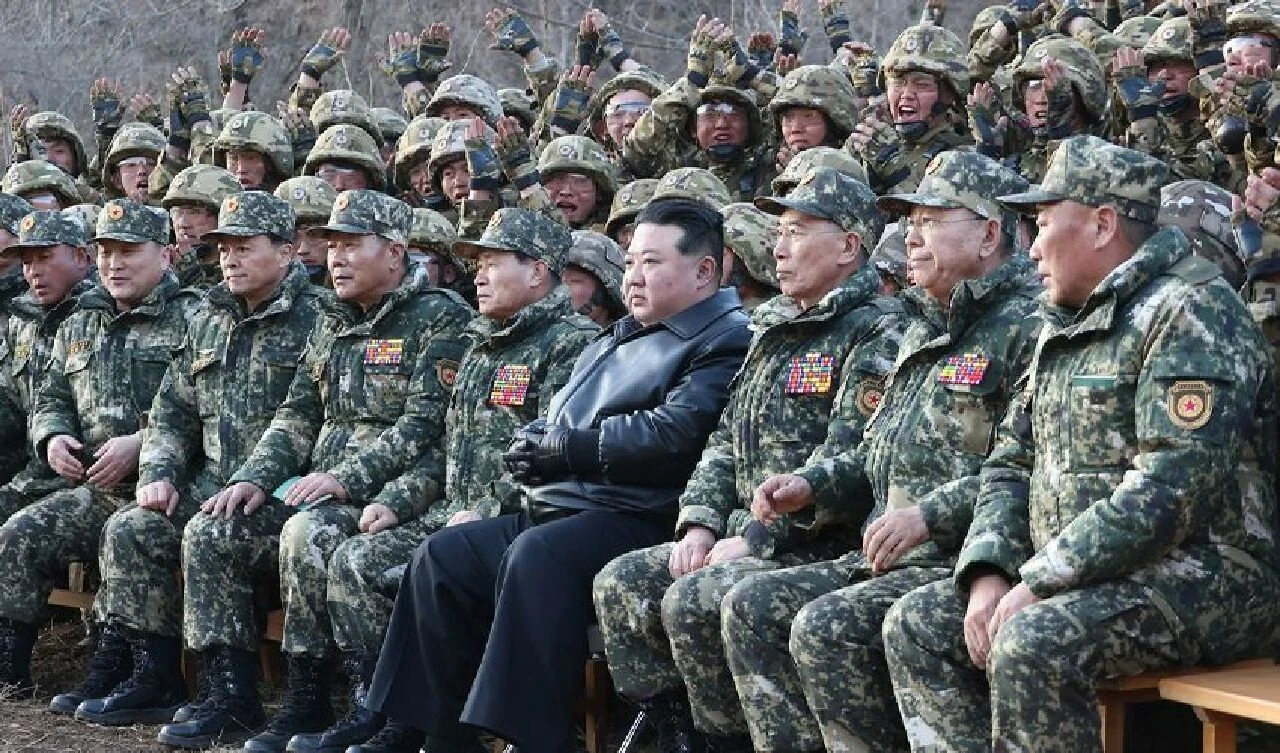 Kuzey Kore savaşla barış arasındaki ince çizgide! Dev tatbikatla sinyali verdi