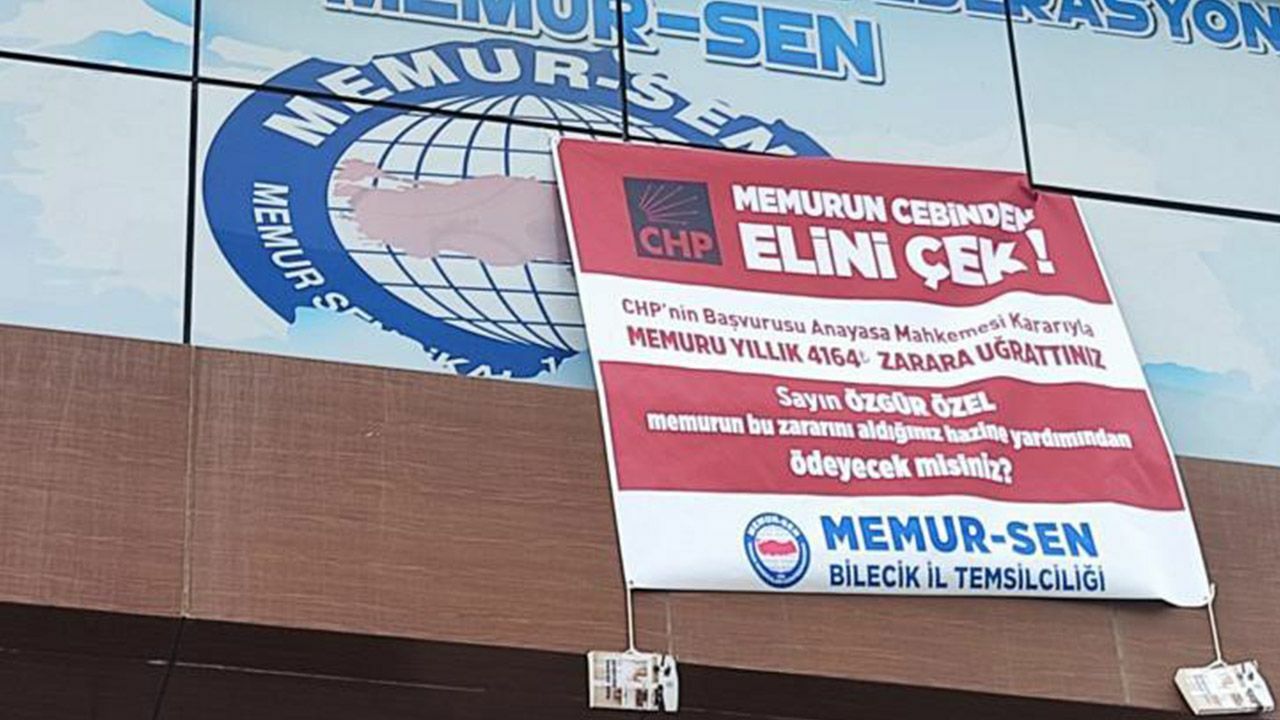 Memur-Sen&#039;den CHP lideri Özgür Özel&#039;e pankartlı protesto