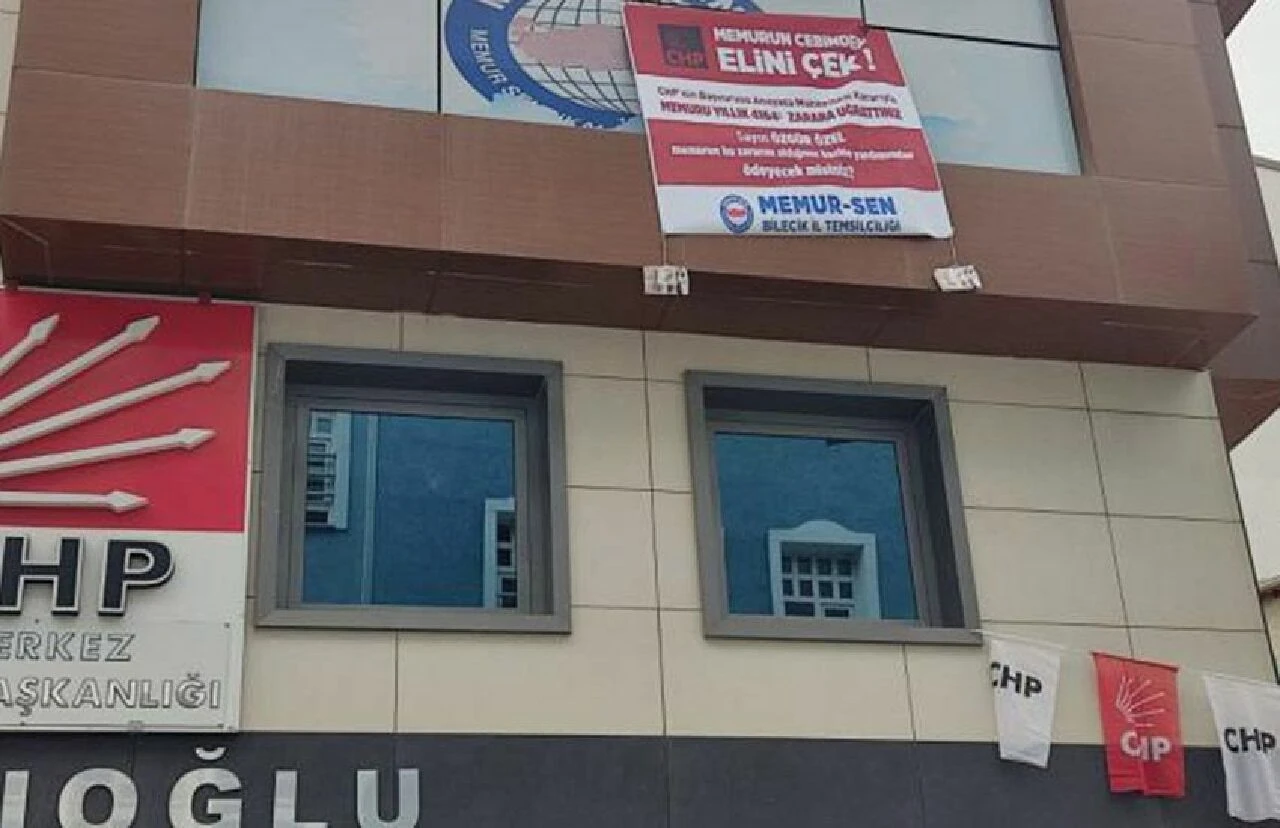 Memur-Sen'den CHP lideri Özgür Özel'e pankartlı protesto