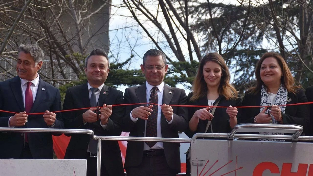 Özgür Özel'e rest çeken Burcu Köksal'dan yeni çıkış - 1. Resim