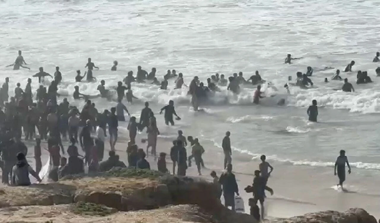 Paraşütler açılmadı Filistinliler insani yardımların altında kaldı: Ölü ve yaralılar var