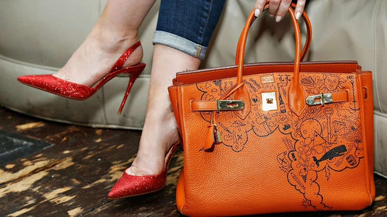 Sarsılan dünya ekonomisini gölgede bırakan el çantalarının gizemi! 2 ev fiyatına çantalar - 2. Resim