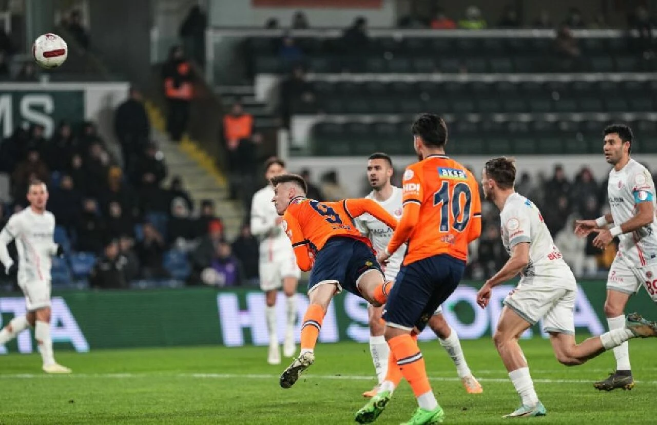 Başakşehir, Antalyaspor'u son dakikada yıktı - 1. Resim