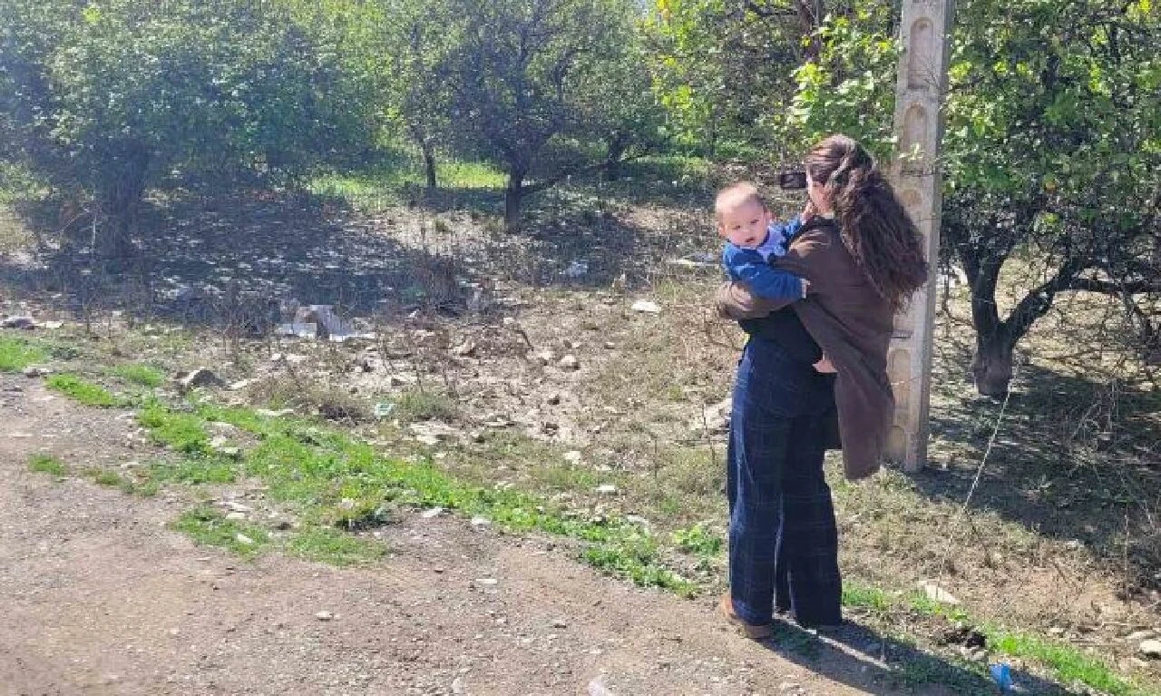 Bebeğiyle haberin peşinde! Kadın gazetecinin mücadelesi takdir topladı  - 1. Resim