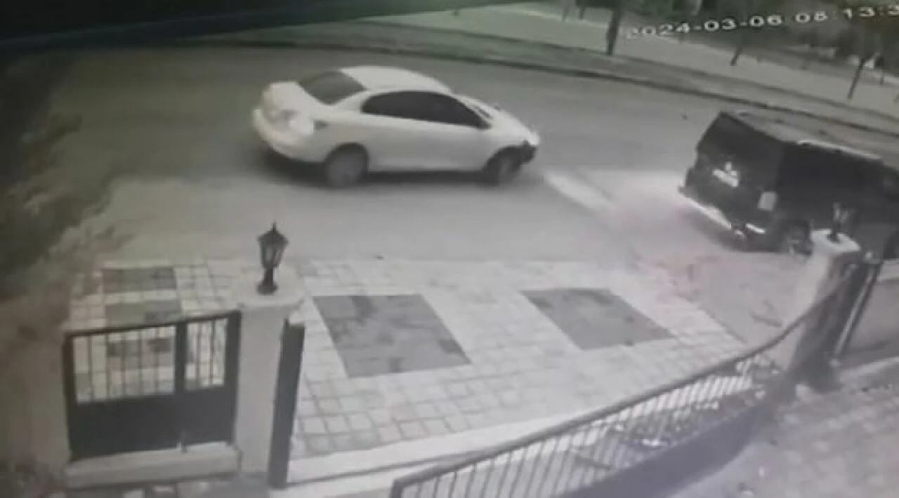 Bursa'da bir garip olay! Sitenin girişine çarpıp kaçtı