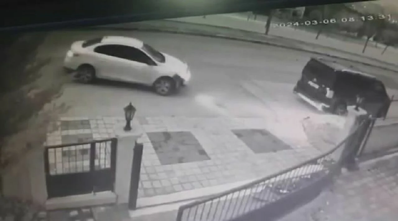 Bursa'da bir garip olay! Sitenin girişine çarpıp kaçtı