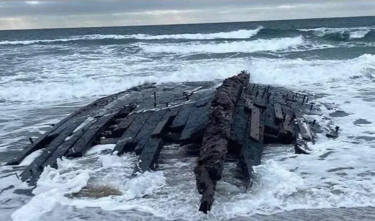 Dalgalar denizin dibinden kıyıya fırlattı! Kumdaki 30 metrelik hayalet - 2. Resim