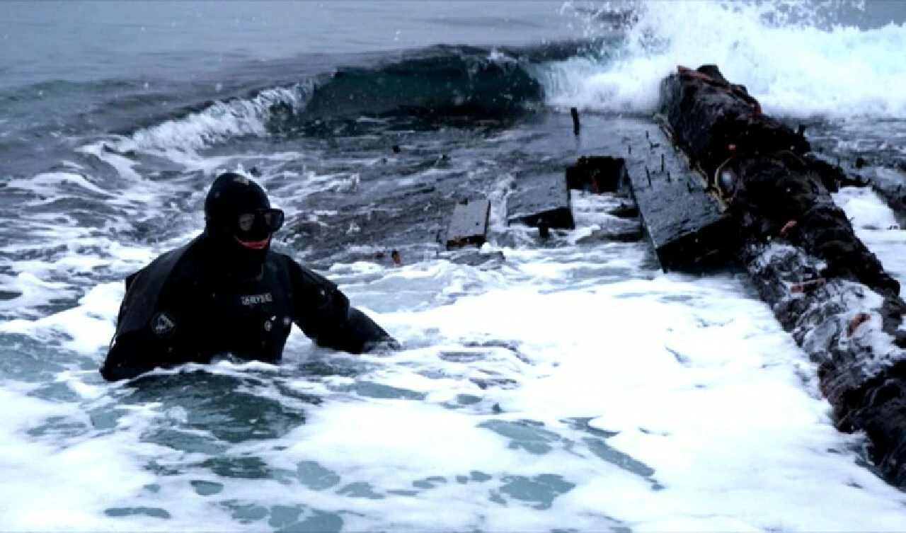 Dalgalar denizin dibinden kıyıya fırlattı! Kumdaki 30 metrelik hayalet - 3. Resim