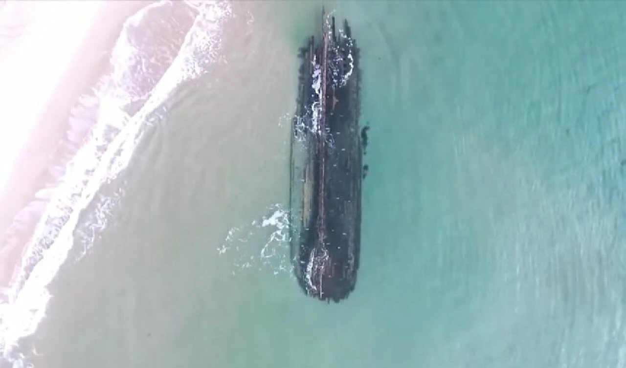 Dalgalar denizin dibinden kıyıya fırlattı! Kumdaki 30 metrelik hayalet - 1. Resim