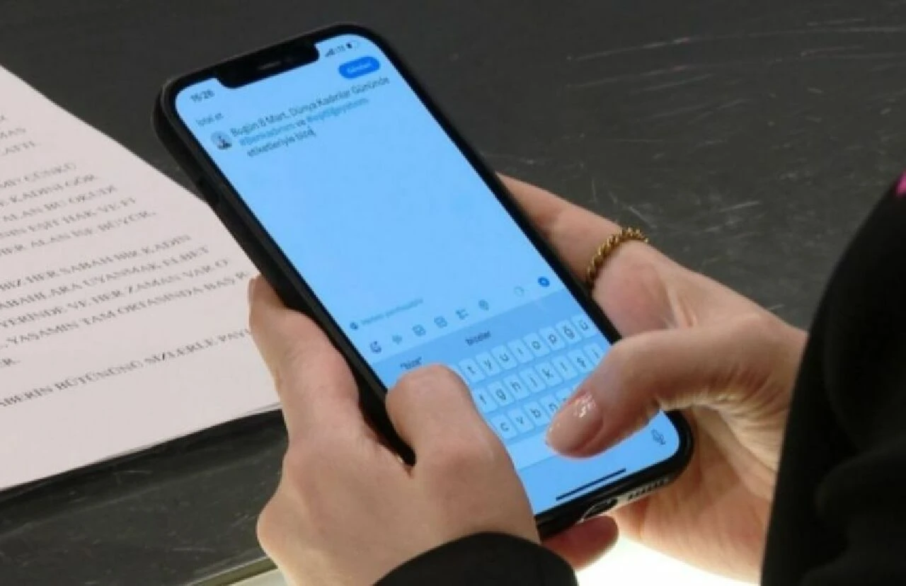 Demet Evgar’ın sürprizine Tuba Büyüküstün kayıtsız kalamadı! - 1. Resim