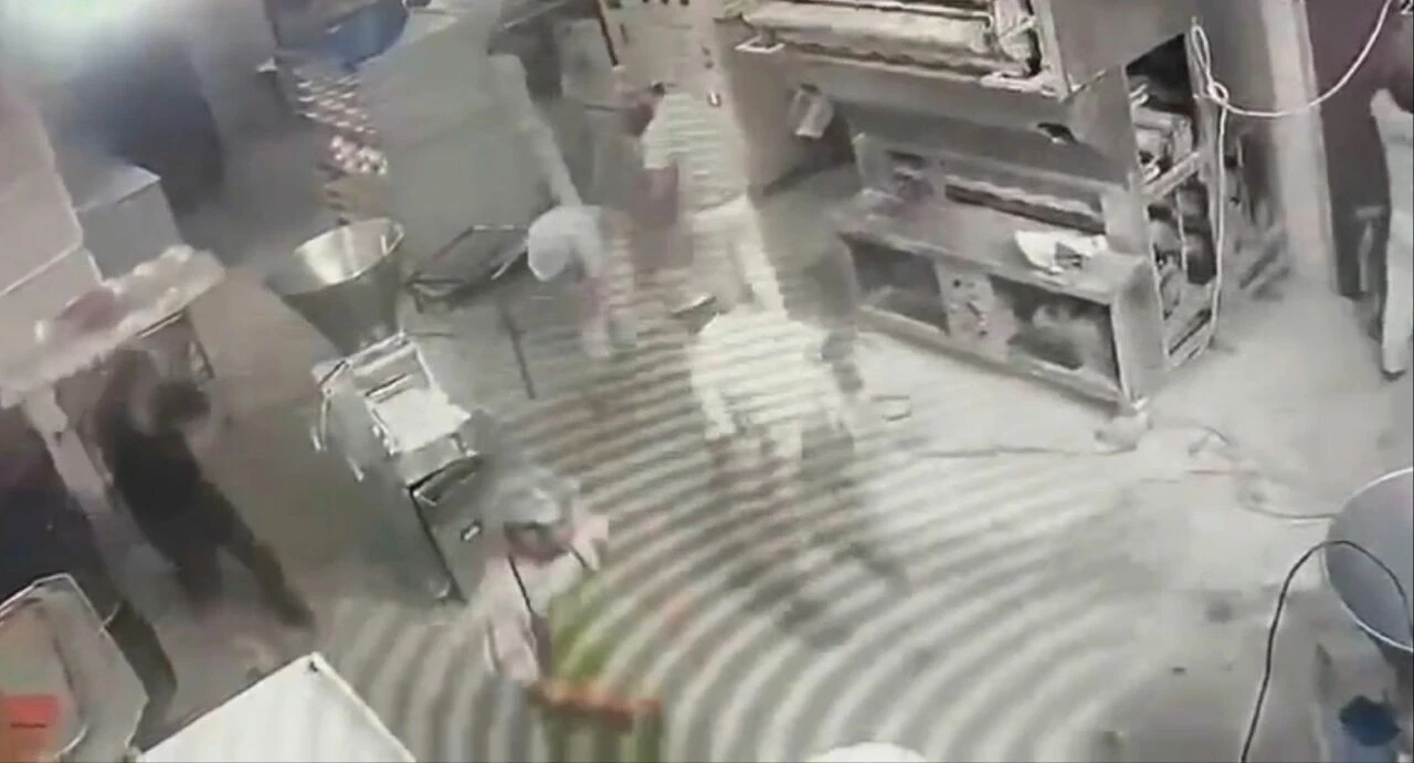 Ekmek fabrikasında dehşet! Kopan kolunu arkadaşı taşıdı