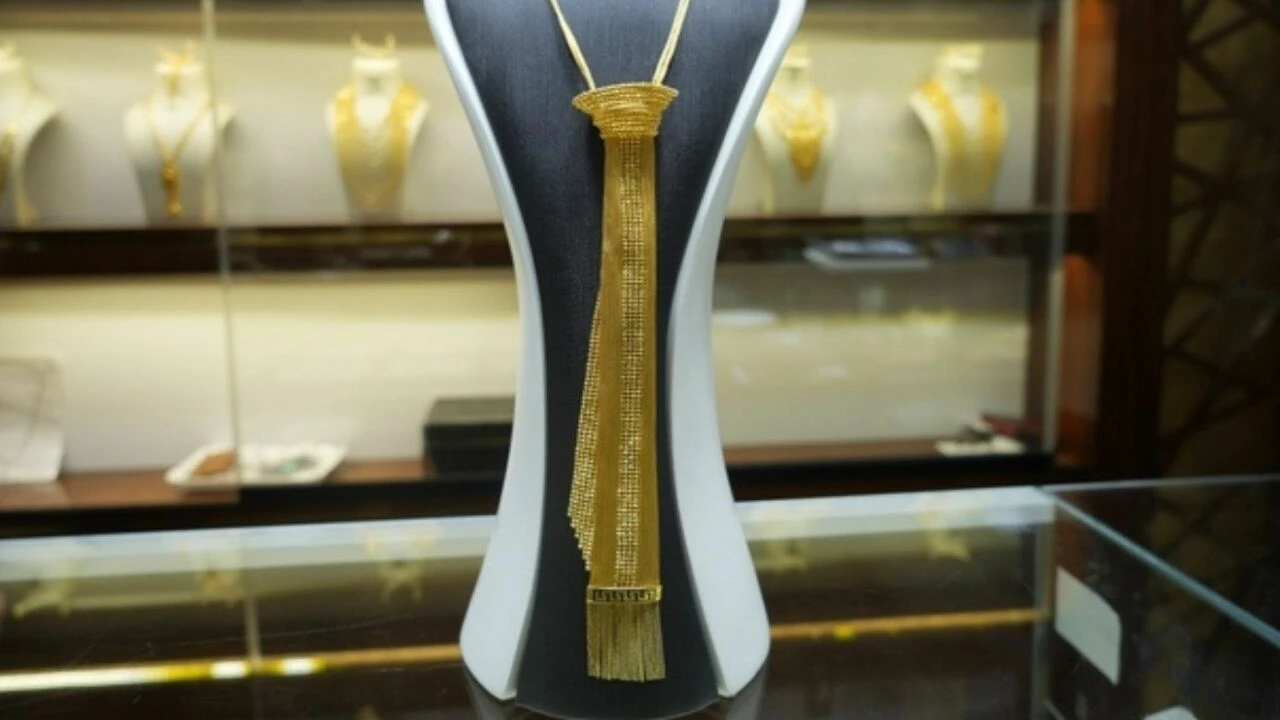 Erkekleri kuyumcuya koşturtan takı! Fiyatını duyan küçük dilini yutuyor - 2. Resim