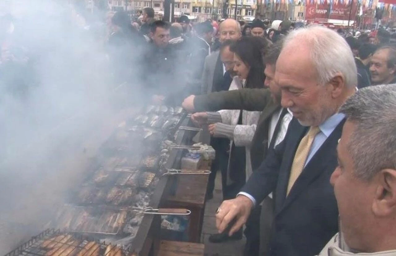 Kamil Saraçoğlu'ndan seçim öncesi vatandaşlara balık-ekmek şöleni - 1. Resim