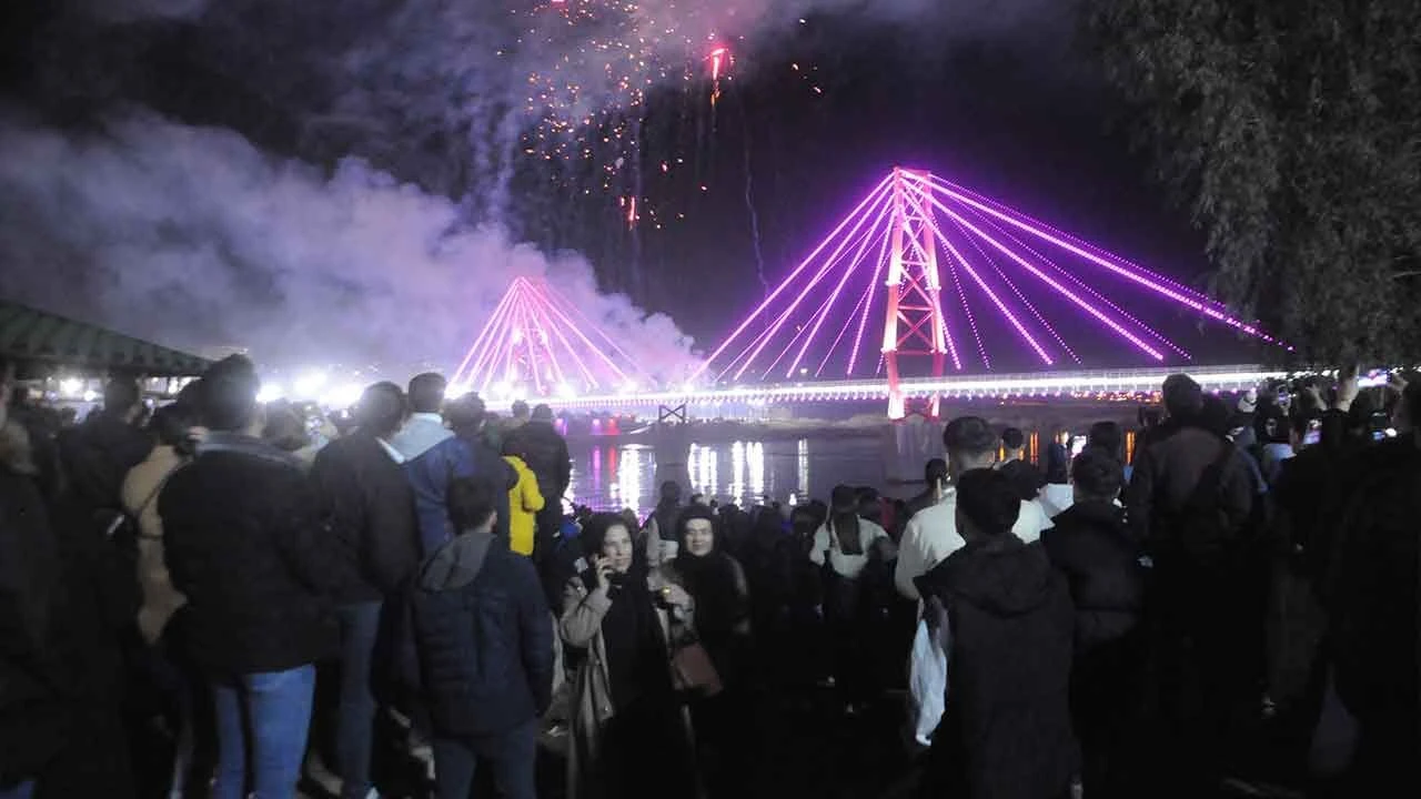 Köprü açılışı düğünleri aratmadı! Binlerce kişi halay çekti