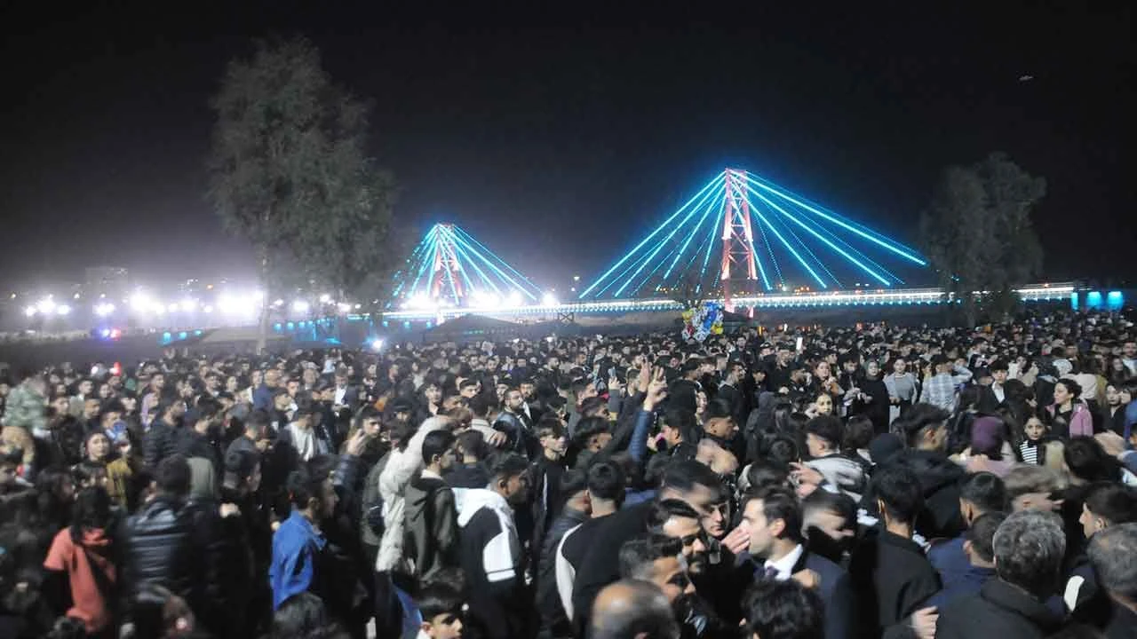 Köprü açılışı düğünleri aratmadı! Binlerce kişi halay çekti