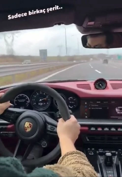 Lüks otomobille 318 km hız yaptı, kızlar çığlık attı! Fenomen isim yakalandı - 1. Resim