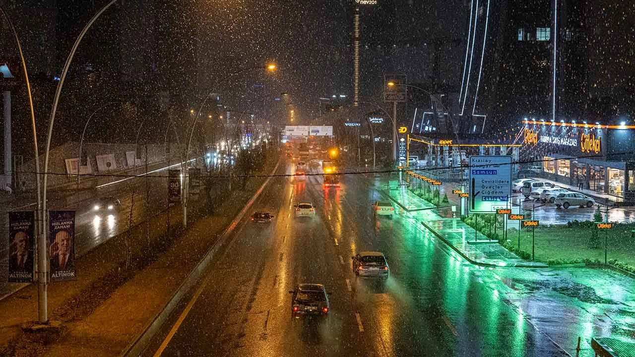Meteoroloji uyarmıştı! Ankara'da kar yağışı başladı - 1. Resim