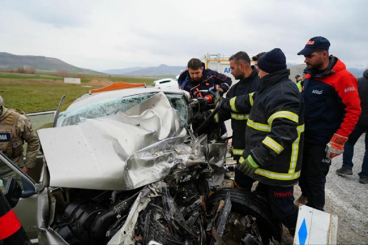 Muş-Varto karayolunda feci kaza: 1 ölü, 2 yaralı - 2. Resim
