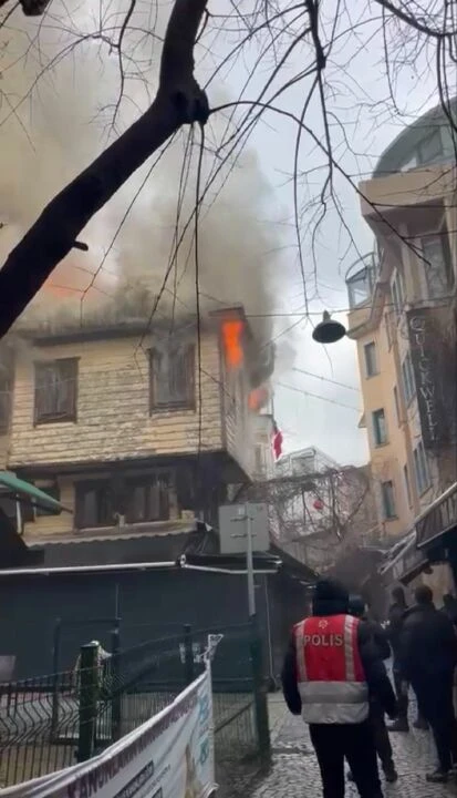 Ortaköy cami arkasında yangın! Dumanlar tüm boğazı sardı - 2. Resim
