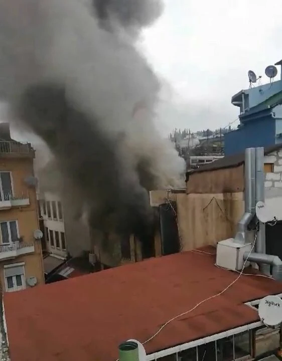 Ortaköy cami arkasında yangın! Dumanlar tüm boğazı sardı - 1. Resim