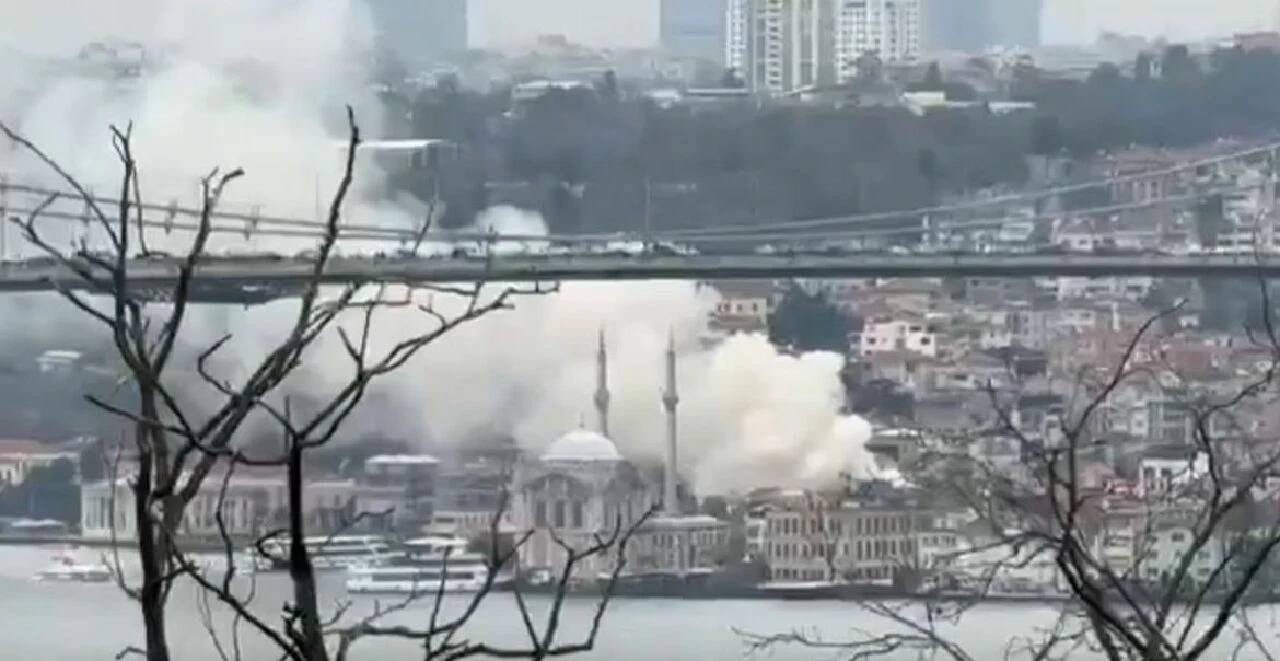 Ortaköy cami arkasında yangın! Dumanlar tüm İstanbul boğazından görünüyor - 1. Resim
