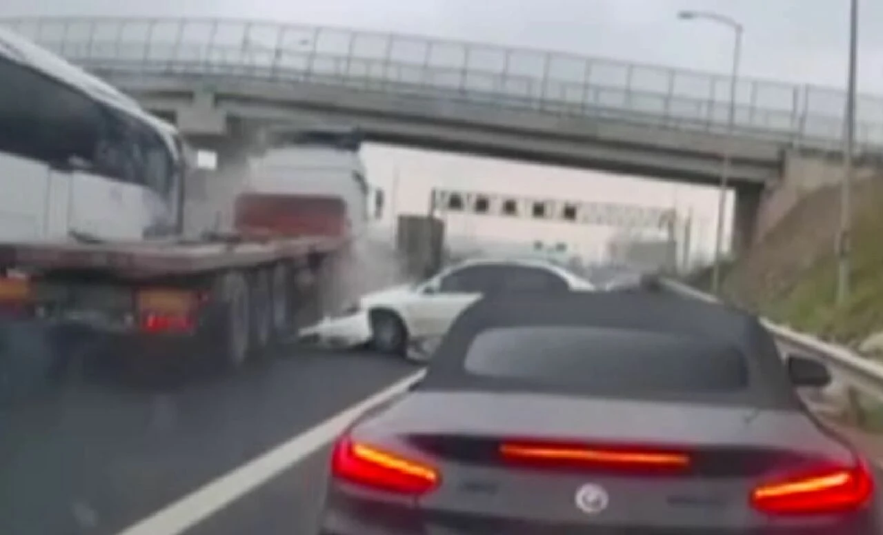 TEM Otoyolu'na düştü çarpmamak için çabalarken feci kaza kameraya yansıdı! - 1. Resim