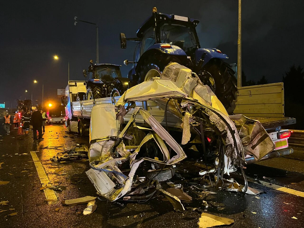 TEM'de feci kaza: Panelvan ikiye bölündü - 2. Resim