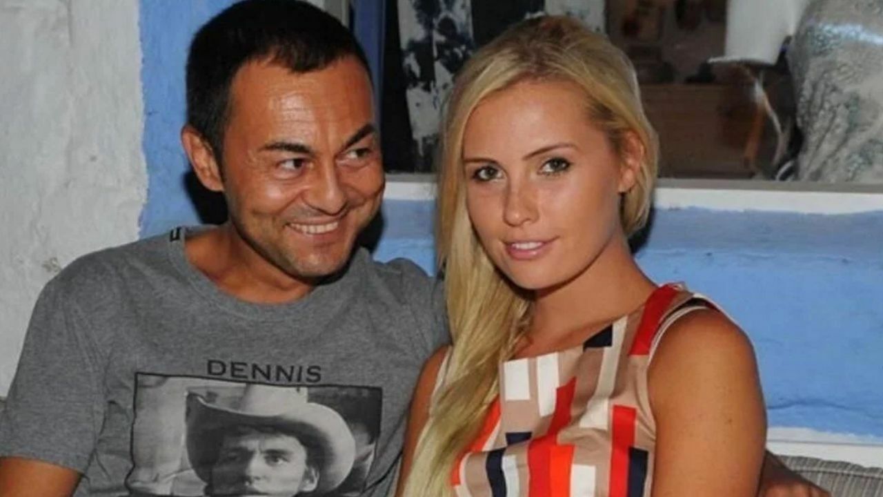 Yorumlar kırdı geçirdi! Chloe Loughnan ile Serdar Ortaç&#039;ın düğün davetiyesi bit pazarında