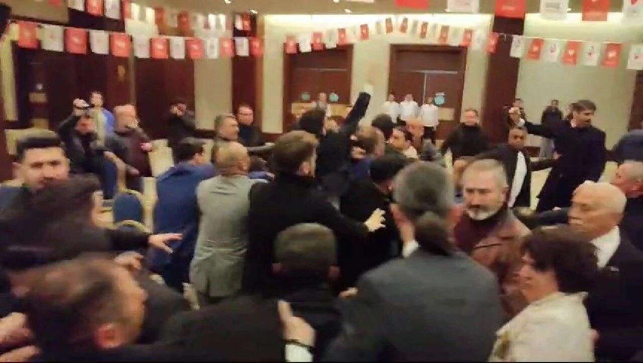 Zafer Partililer birbirine girdi Ümit Özdağ çıldırdı: Terbiyesiz adamlar - 3. Resim