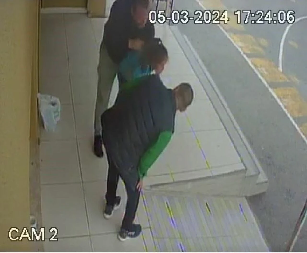 7 yaşındaki küçük kız öğretmeninin 'Heimlich' manevrasıyla kurtarıldı! - 1. Resim