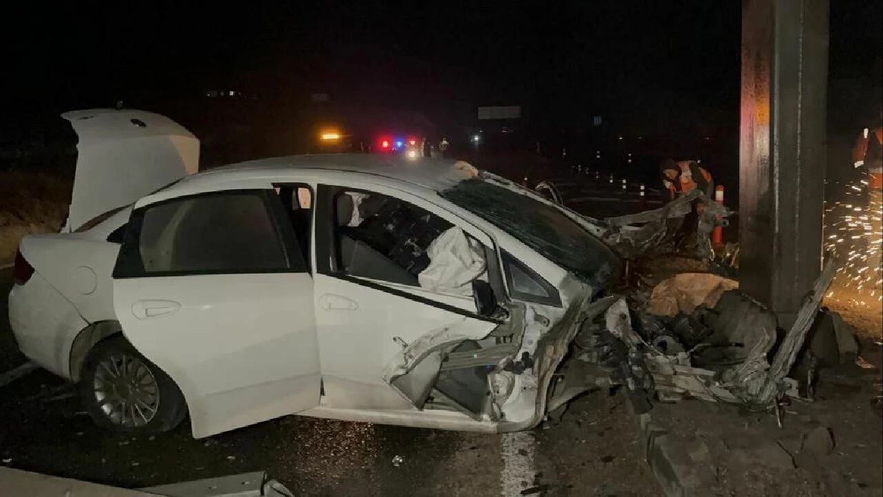 Aşırı hız ölüm getirdi: 190 kilometre ile direğe çarptı, motoru 100 metre ileriye fırladı