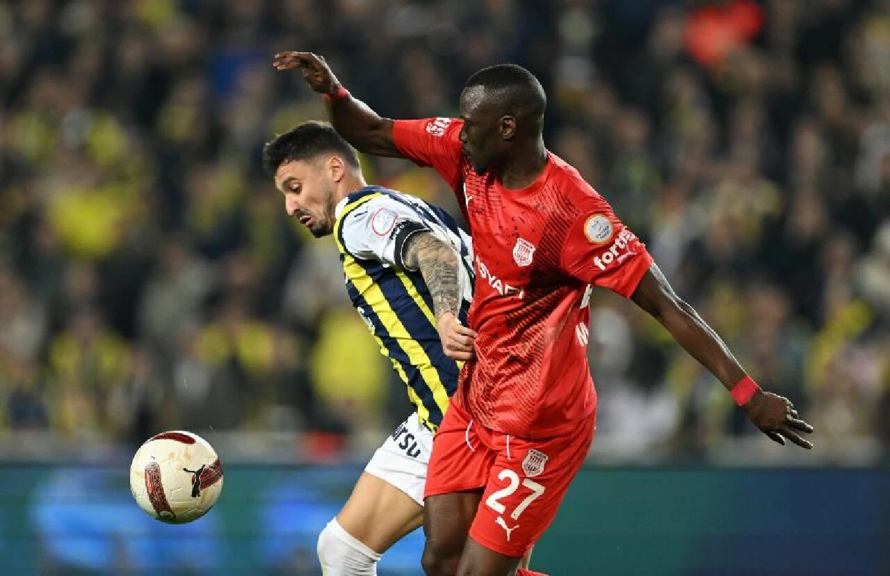 Kartlar havada uçtu! Fenerbahçe son 10 dakikada gol oldu yağdı