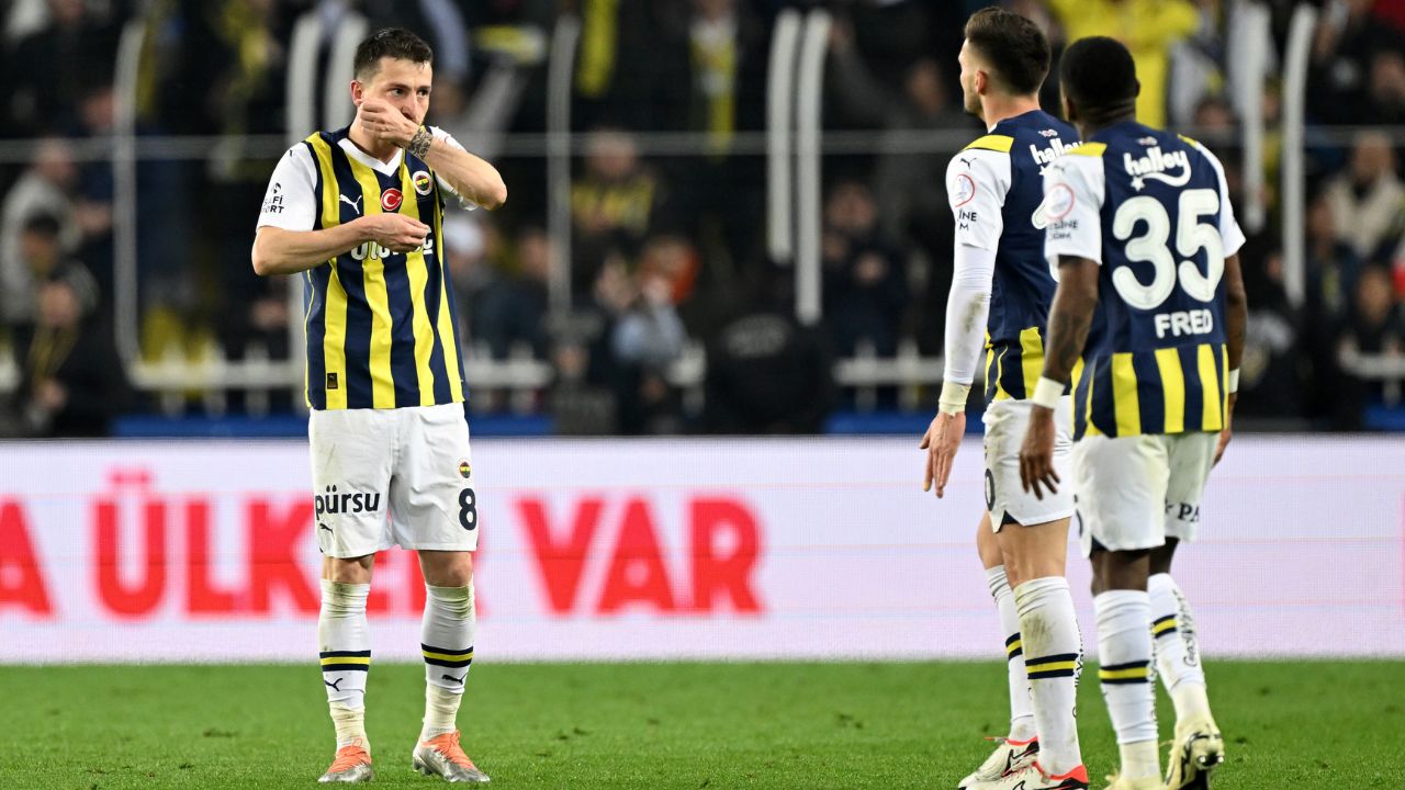 Kartlar havada uçtu! Fenerbahçe son 10 dakikada gol oldu yağdı