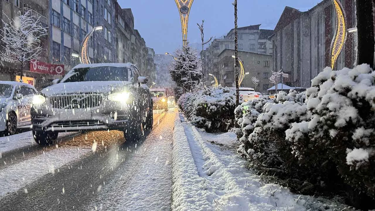 Meteoroloji uyarmıştı... Birçok il kara teslim oldu, onlarca araçlar mahsur kaldı - 1. Resim
