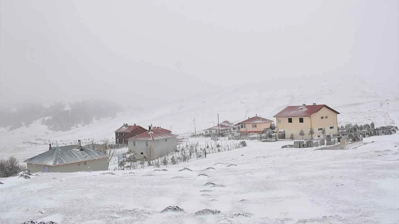 Meteoroloji uyarmıştı... Birçok il kara teslim oldu, onlarca araçlar mahsur kaldı - 2. Resim