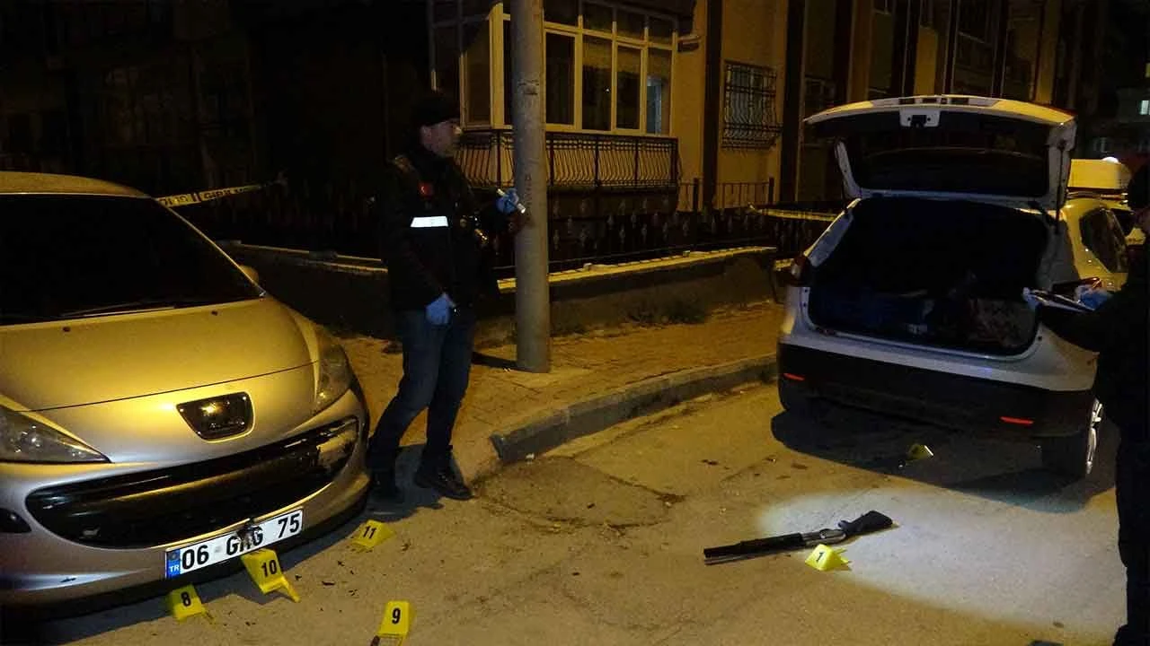 Park yeri dehşeti! Komşusuna kızdı, araca kurşun yağdırdı