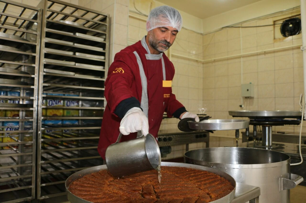 Ramazan sofrasının baş tacı tatlılar için hummalı hazırlık! Kadayıf ve cevizli burma revaçta - 2. Resim