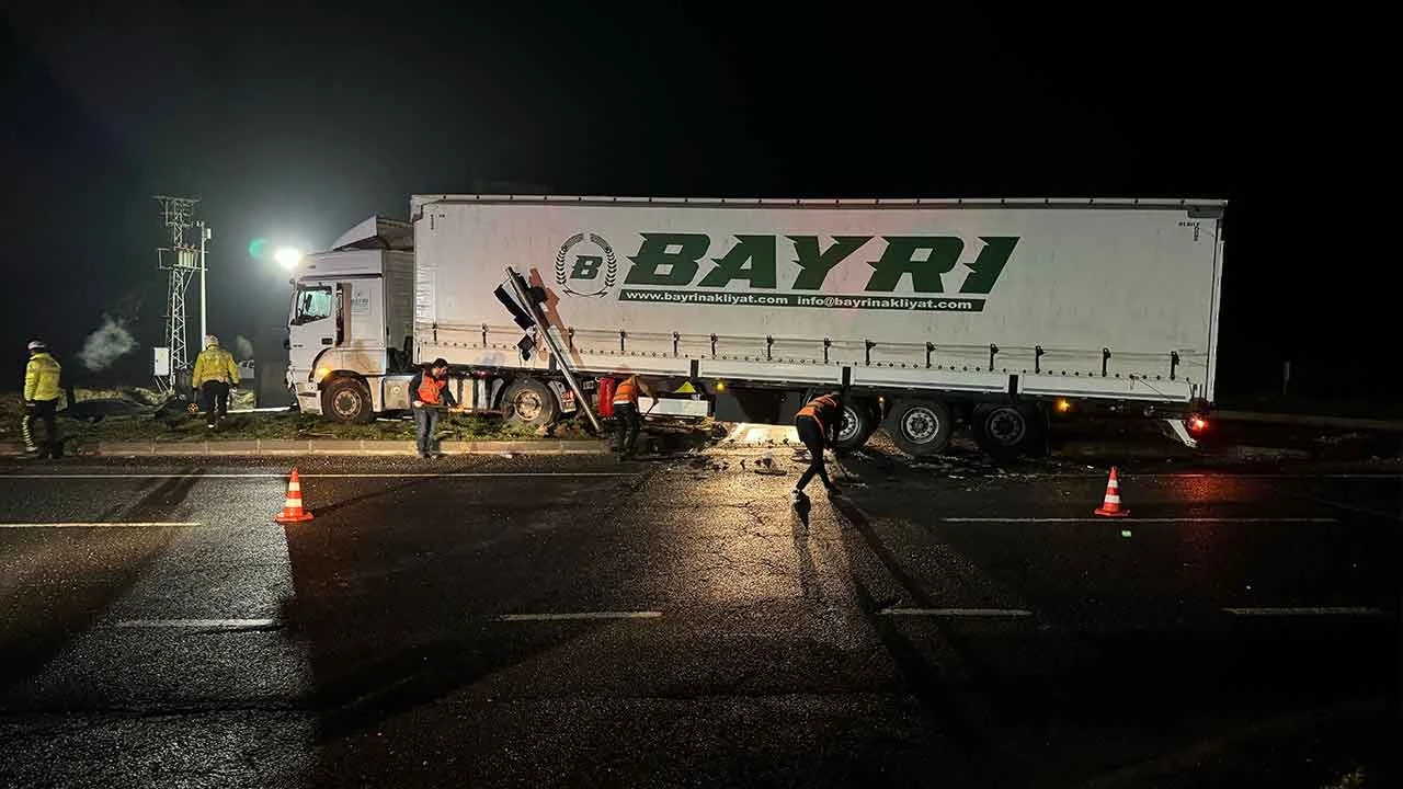 Tır ile öğrenci servisi çarpıştı: 7 yaralı - 1. Resim