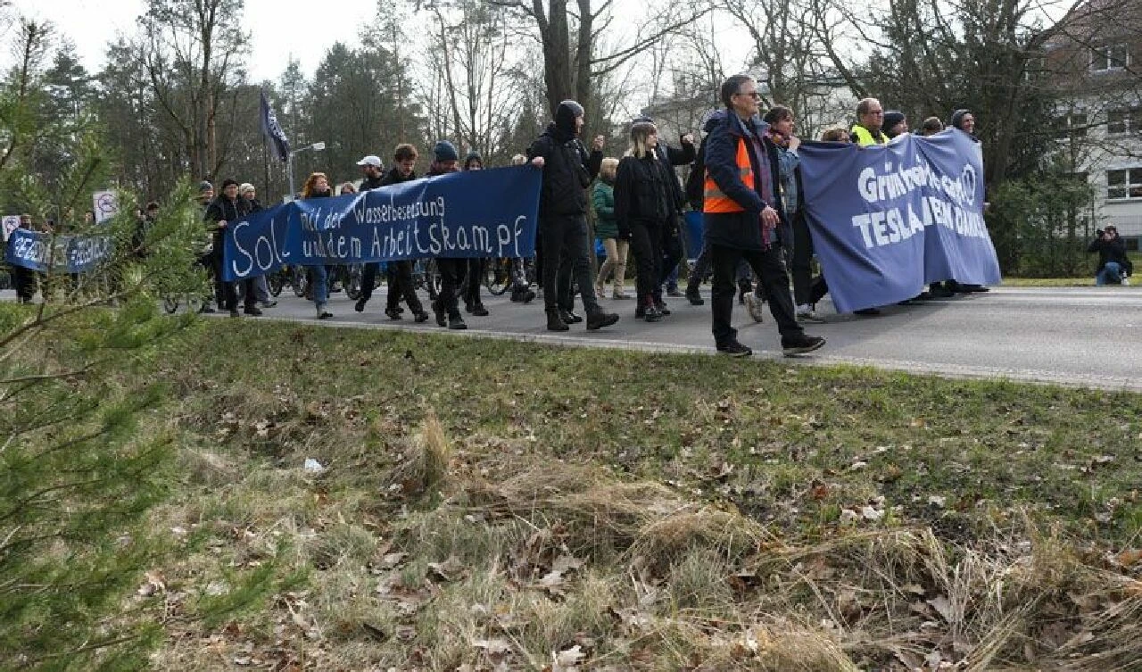Almanlar Tesla'nın fabrikasını değil ormanı tercih ediyor! Halk sokaklara döküldü - 2. Resim