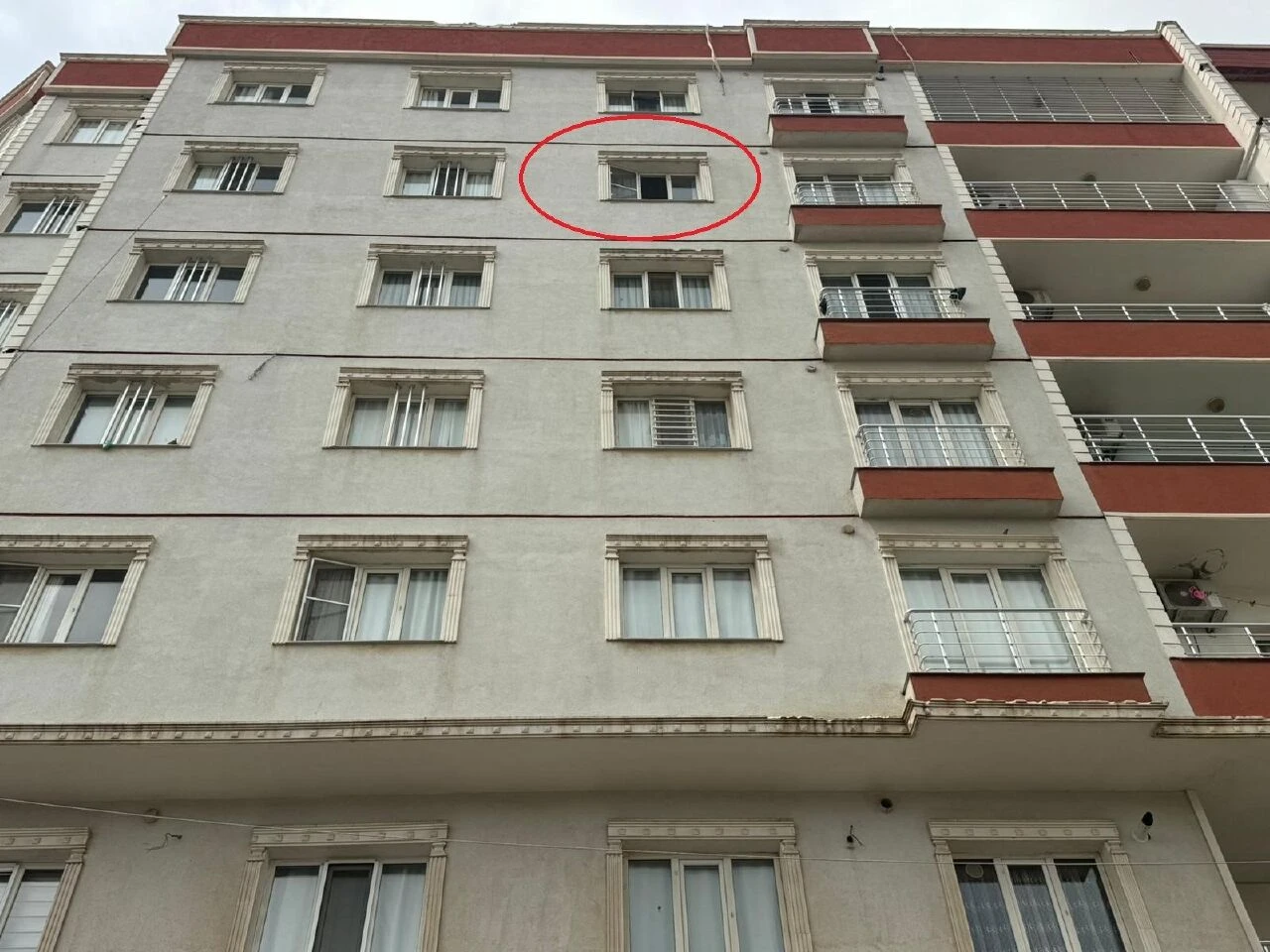 Annesi onu kurtarmak isterken camdan düşmüştü! Minik kızdan da acı haber geldi - 1. Resim